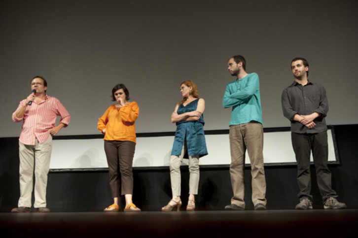 Los cinco directores del film, durante la proyección en el Victoria Eugenia. (Jon URBE/ARGAZKI PRESS)