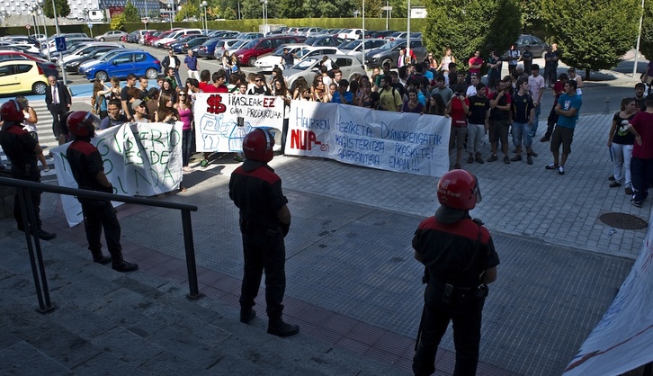 Concentración estudiantil previa al inicio del acto de apertura del curso en la UPNA. Lander Fdz. ARROIABE / ARGAZKI PRESS