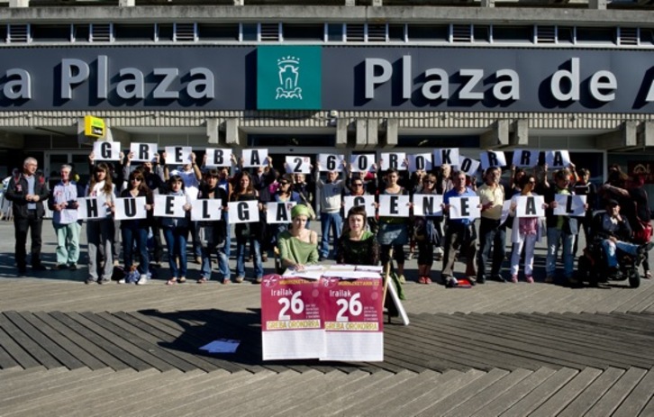 Representantes de los movimientos sociales que han comparecido en Gasteiz. (Raúl BOGAJO/ARGAZKI PRESS)