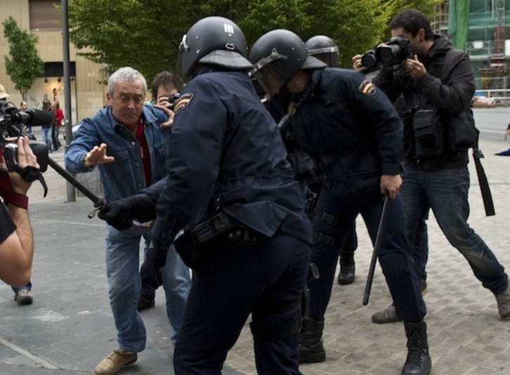 El diputado de Amaiur Sabino Cuadra, golpeado por la Policía española durante la huelga general del 26 de setiembre de 2012. (Jagoba MANTEROLA/ARGAZKI PRESS)
