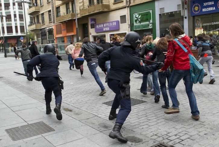 La gente huye tras una carga policial en Iruñea durante la huelga del 26-S. (Jagoba MANTEROLA/ARGAZKI PRESS)