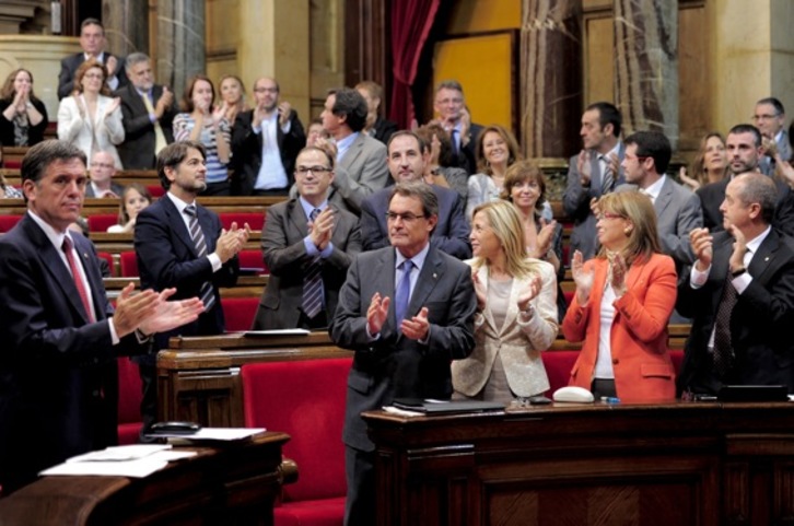 Artur Mas aplaude en el Parlament tras la votación de ayer. (Josep LAGO/AFP)