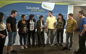 Laura Mintegi, junto a los candidatos más jóvenes de EH Bildu. (Luis JAUREGIALTZO/ARGAZKI PRESS)