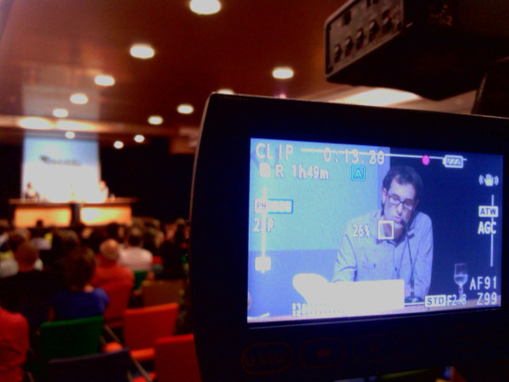 Julen Arzuaga, responsable del área de Libertades Ciudadanas de EH Bildu, durante su intervención en Arrupe Etxea, en Bilbo. (@ehbildu)