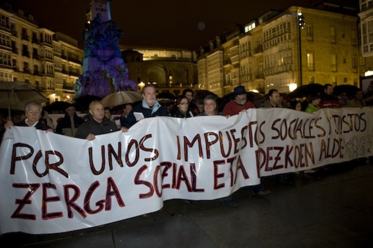 Movilización de las asociaciones de vecinos de Gasteiz por unos impuestos sociales y justos. (Raul BOGAJO/ARGAZKI PRESS)