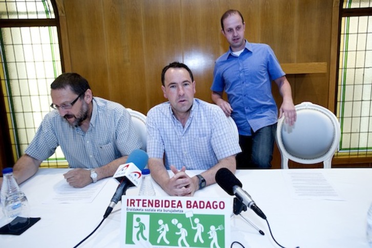 Rueda de prensa de Txelui Moreno (Izquierda Abertzale), Xabi Lasa (Aralar) y Aitor Etxarri (EA) para presentar un plan en contra de la crisis. (Iñigo URIZ/ARGAZKI PRESS)