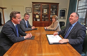 Cameron y Salmond, con el secretario escocés, Michael Moore, y el diputado escocés Nicola Sturgeon. (AFP)