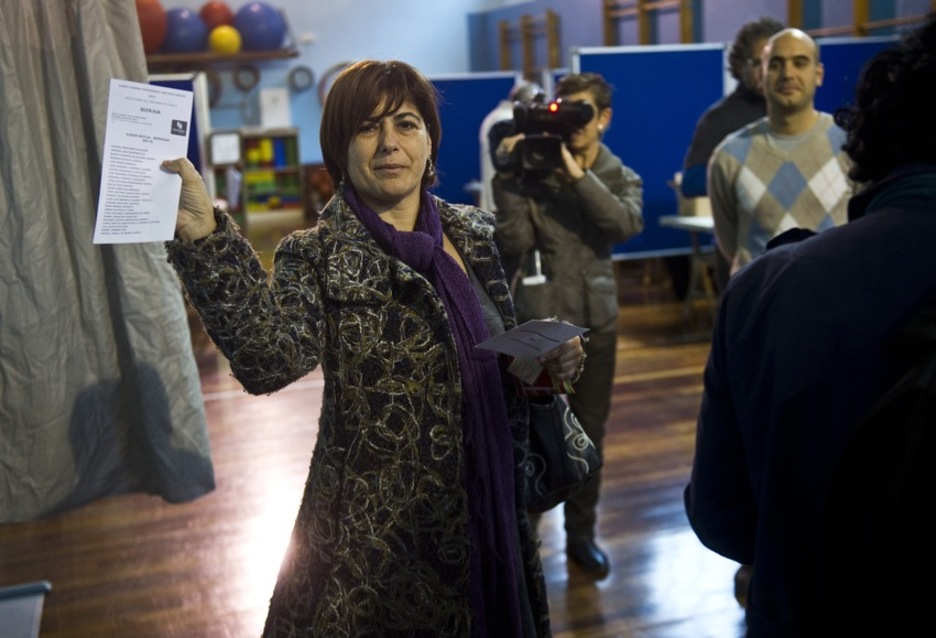 Raquel Modubar, EBko lehendakarigaiak, Santurtzin eman du botoa. (Luis JAUREGIALTZO/ARGAZKI PRESS)