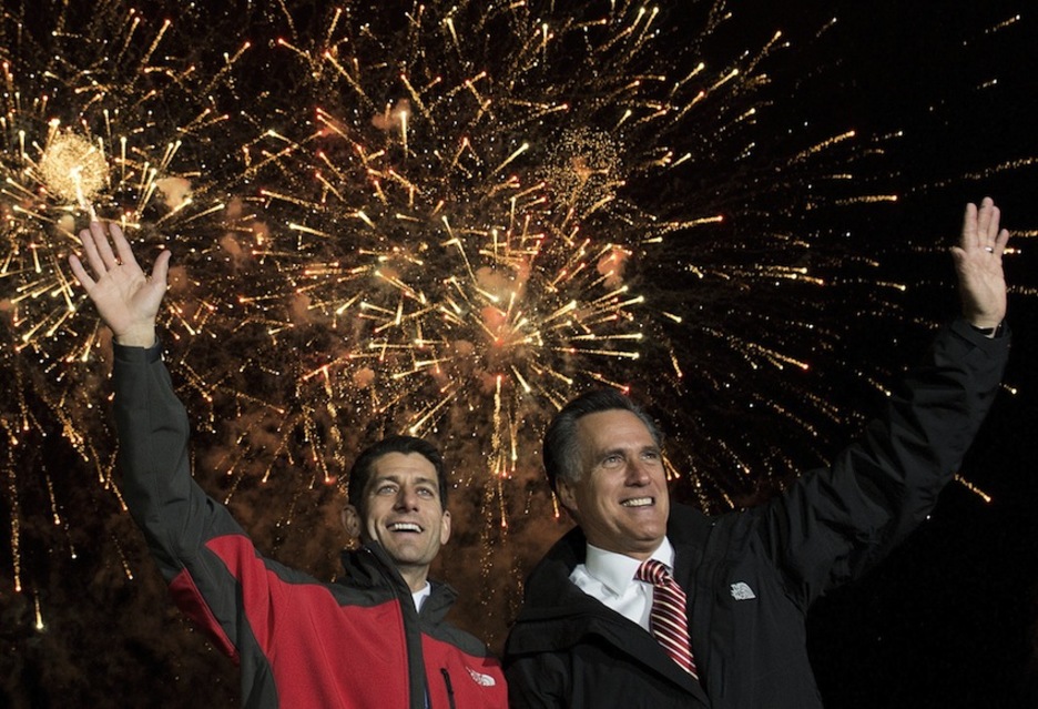 Los candidatos republicanos, Mitt Romney y Paul Ryan, en el final de un acto en Ohio. (Emmanuel DUNAND/AFP PHOTO)