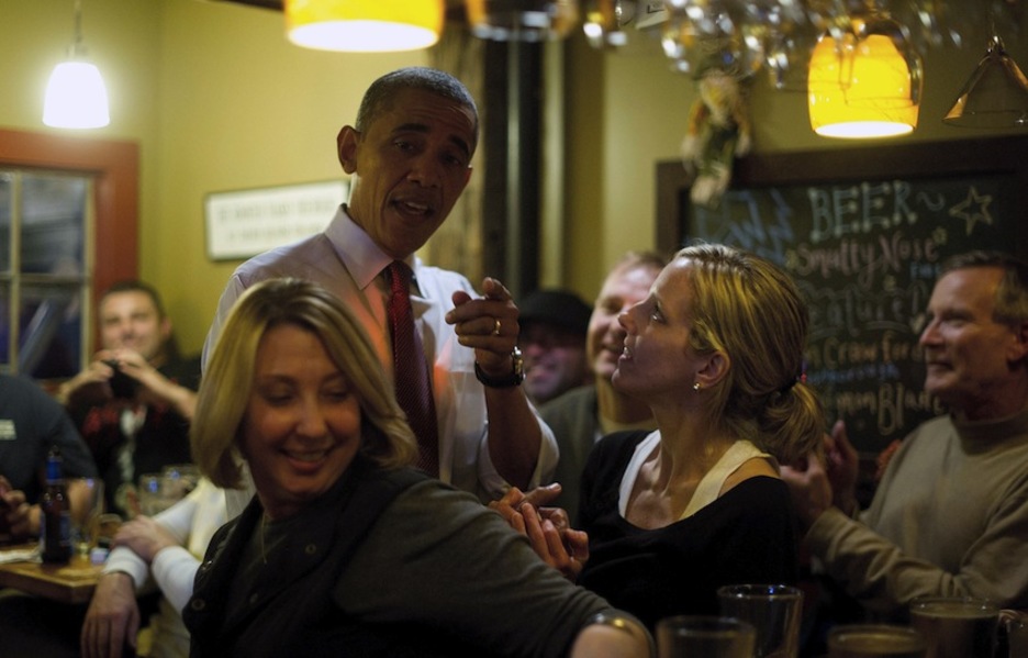 Obama de campaña en un restaurante de New Hampshire. (Jim WATSON/AFP PHOTO)