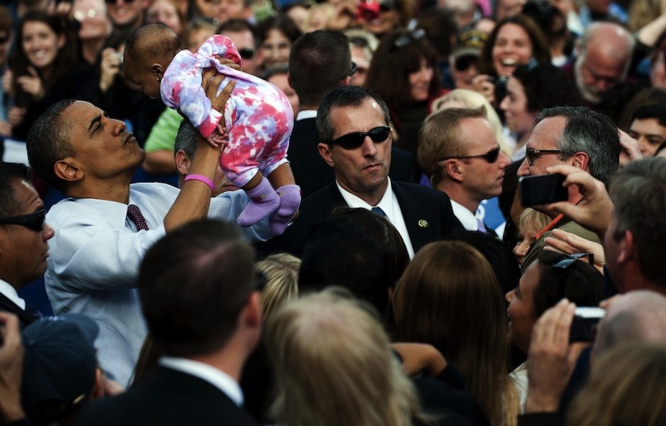 Obama en la inevitable instantánea con un bebé. (Jim WATSON/AFP PHOTO)