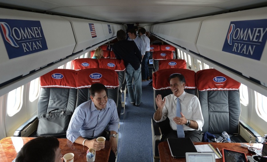 Romney en el avión privado que utiliza para la campaña. (Emmanuel DUNAND/AFP PHOTO)