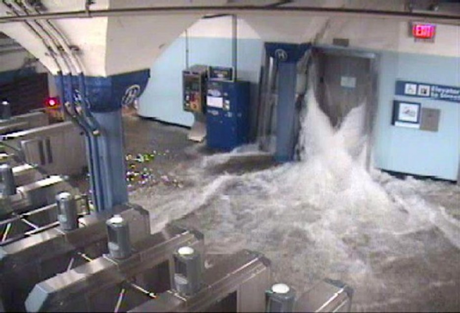 El agua irrumpe con fuerza en una estación de metro cerrada. (AFP)