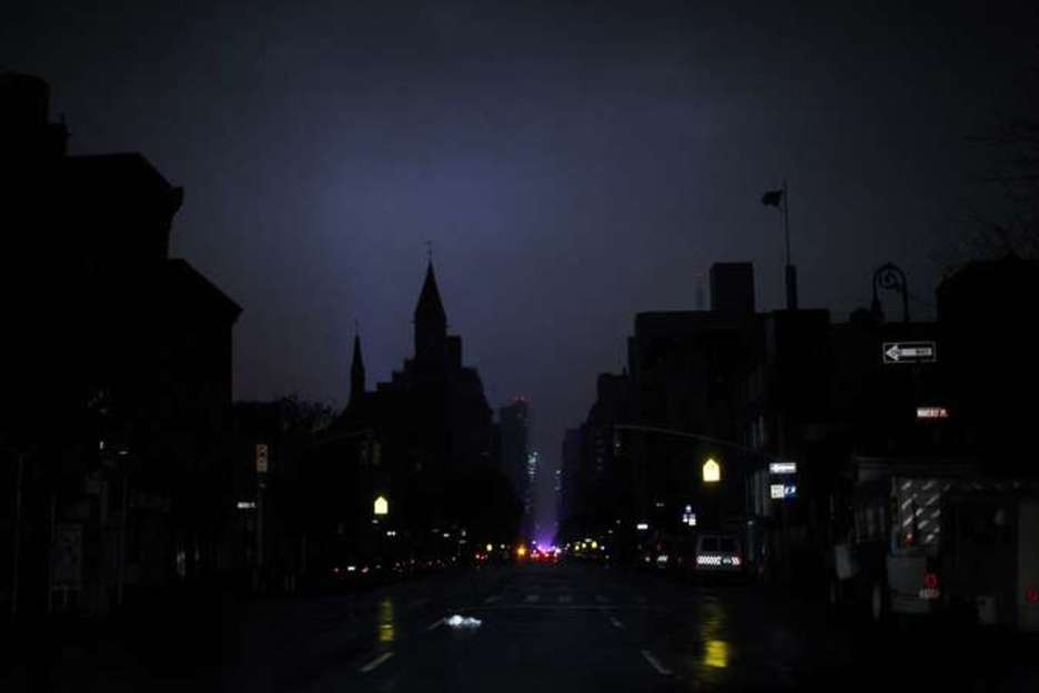 Además de las inundaciones, Nueva York se ha visto afectada por la falta de suministro de electricidad. En la imagen, gran parte de Manhattan, a oscuras. (Allison JOYCE/AFP)