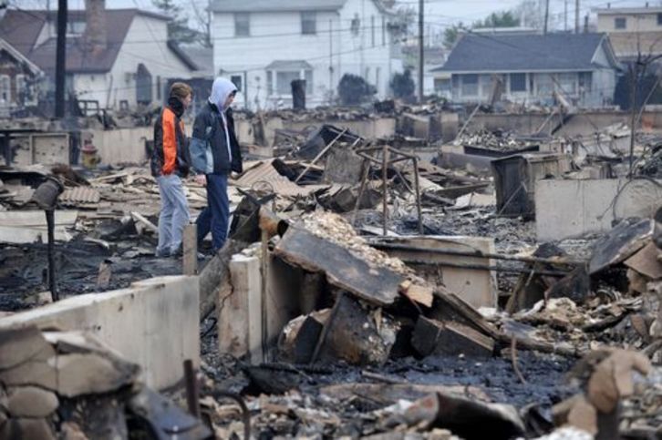 Dos hombres observan los daños provocados por Sandy en Nueva York. (Stan HONDA/AFP PHOTO)