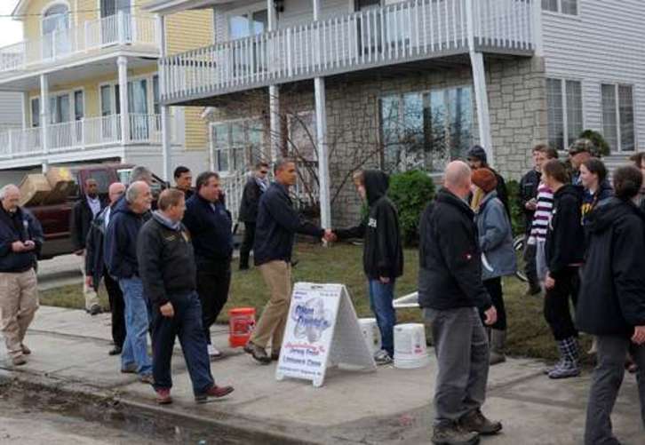 Obama New Jerseyko Brigantine herriko bizilagunekin. (Jewel SAMAD/AFP)