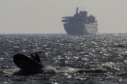 El buque ‘Mavi Marmara’ navegando hacia el puerto de Ashdod tras ser asaltado en aguas internacionales, en mayo de 2010. (Menahem KAHANA/AFP PHOTO)
