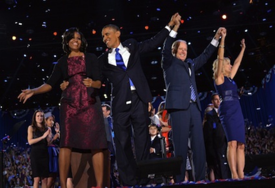 Michelle Obama, Barack Obama, y el vicepresidente, Joe Biden, junto con su mujer, durante la celebración. (Jewel SAMAD/AFP)