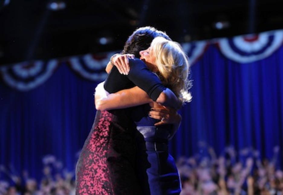 Michel Obama se abraza a la segunda dama, Jill Biden. (Jewel SAMAD/AFP)