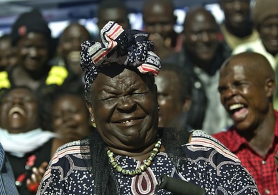 La abuela de Barack Obama, también siguió en directo la noche electoral. (Tony KARUMBA/AFP)