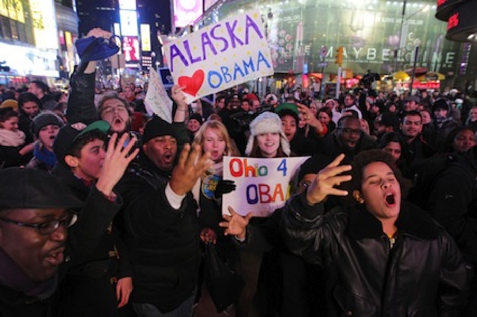 El Times Square de Nueva York ha sido uno de los lugares donde los votantes demócratas han celebrado la victoria de Obama. (Mehdi TAAMALLAH/AFP)