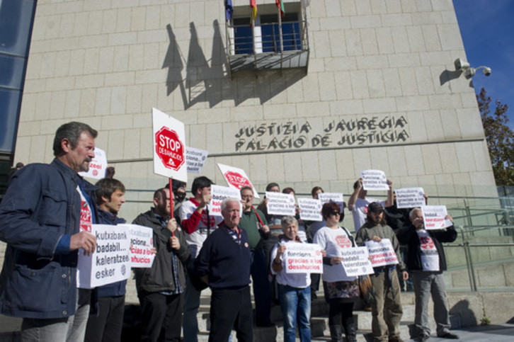 Protesta contra los desahucios ante los juzgados de Donostia. (Andoni CANELLADA/ARGAZKI PRESS)