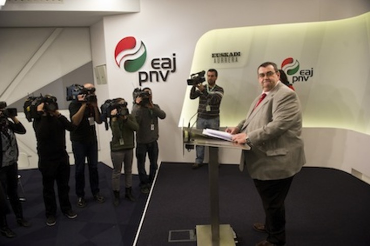 Koldo Mediavilla ha confirmado la decisión del PNV de gobernar en solitario en una rueda de prensa en Sabin Etxea. (Luis JAUREGIALTZO/ARGAZKI PRESS)