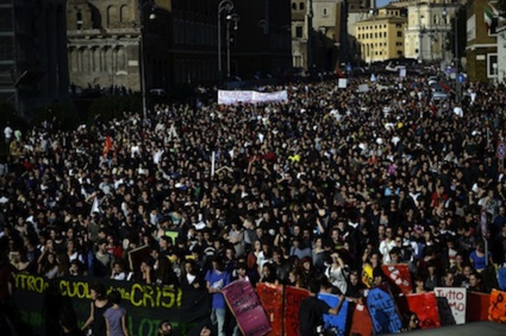 Protesta masiva en Roma contra los recortes europeos, con una amplia presencia estudiantil. (Filippo MONTEFORTE/AFP)