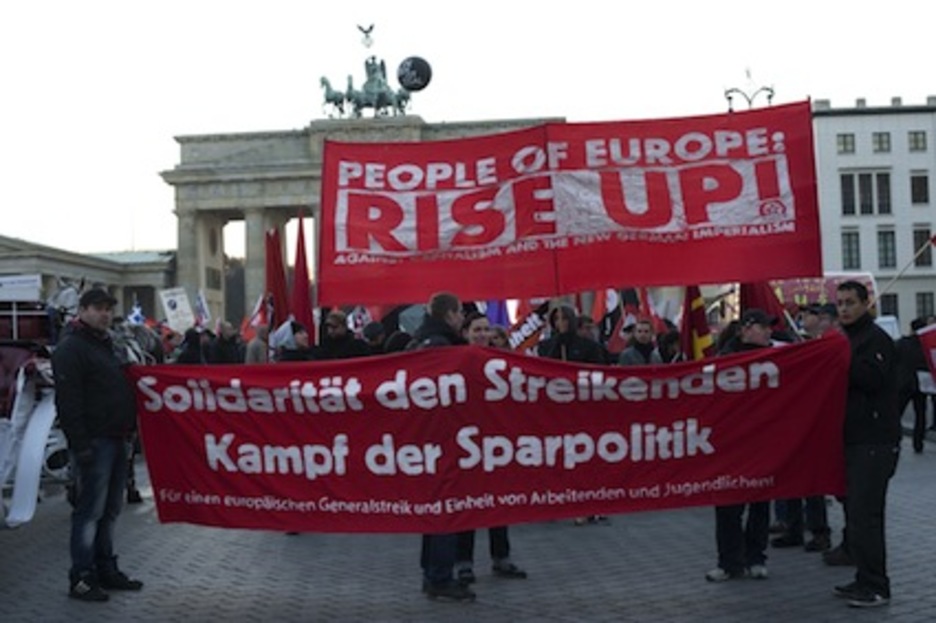 Protesta frente a la puerta de Brandenburgo en Berlín. (Barbara SAX/AFP)