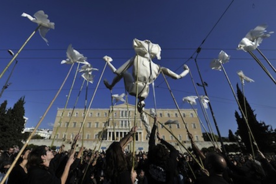 En Atenas se ha llevado a cabo un paro de tres horas. En la imagen, una performance frente al Parlamento ateniense. (Louisa GOULIAMAKI/AFP)