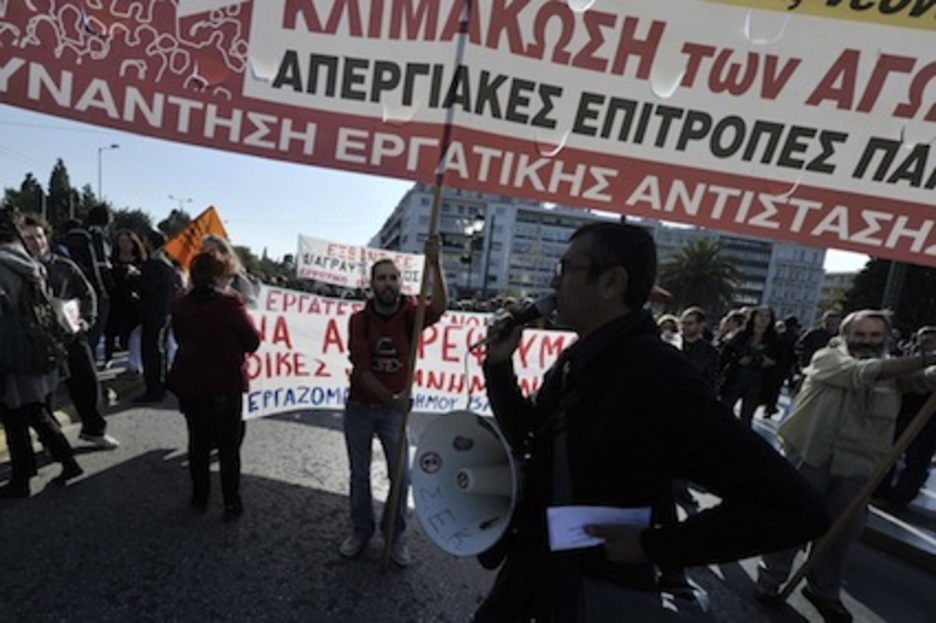 Representantes sindicales y trabajadores se manifiestan por las calles de Atenas. (Louisa GOULIAMAKI/AFP)