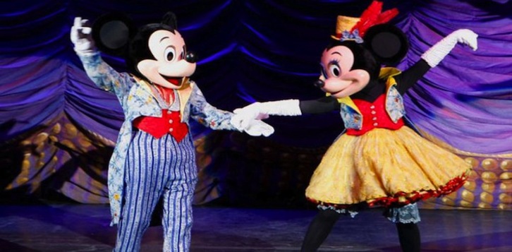 Mickey y Minnie, personajes clásicos de Disney.