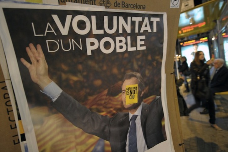 Cartel de Mas con una pegatina de ‘Catalonia is not CiU’. (Lluis GENE/AFP PHOTO)