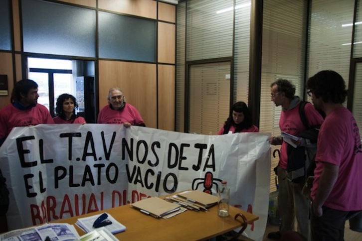 Miembros del movimiento Mugitu! han llevado su protesta delante del despacho del consejero de Obras Públicas y Vivienda, Luis Zarraluki. (Mugitu!)