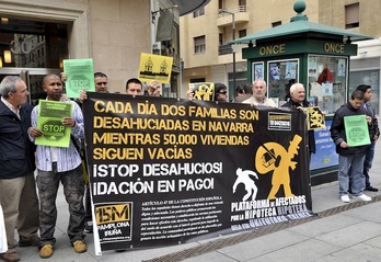 Protesta ciudadana en Iruñea contra los desahucios. Idoia ZABALETA / ARGAZKI PRESS