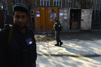 Policías afganos custodian la zona en la que se ha producido el ataque. (Shah MARAI/AFP PHOTO)