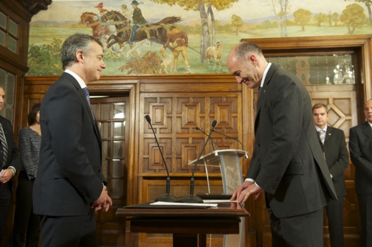 Iñaki Goirizelaia jura su cargo en presencia de Iñigo Urkullu. (Juanan RUIZ/ARGAZKI PRESS)