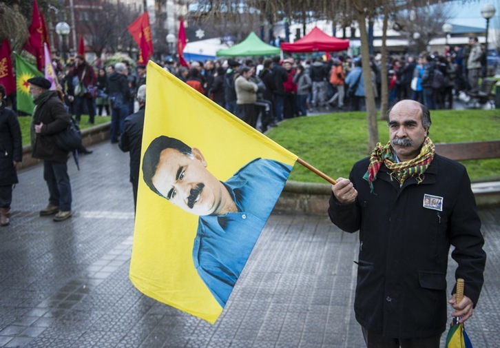 Manifestari kurdu bat, Abdullah Oçalan buruzagi presoaren irudia duen banderarekin. (Luis JAUREGIALTZO / FOKU)