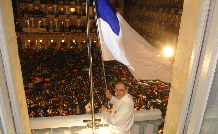 El alcalde de Donostia, Juan Karlos Izagirre, durante la izada d ela bandera. (Juan Carlos RUIZ / ARGAZKI PRESS)