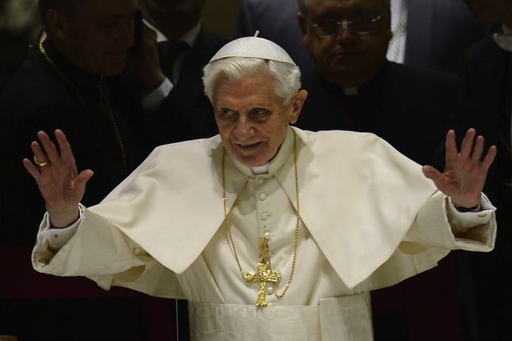 Benedicto XVI saluda a los feligreses en su primera audiencia pública tras anunciar su renuncia en 2013. (Filippo MONTEFORTE/AFP)
