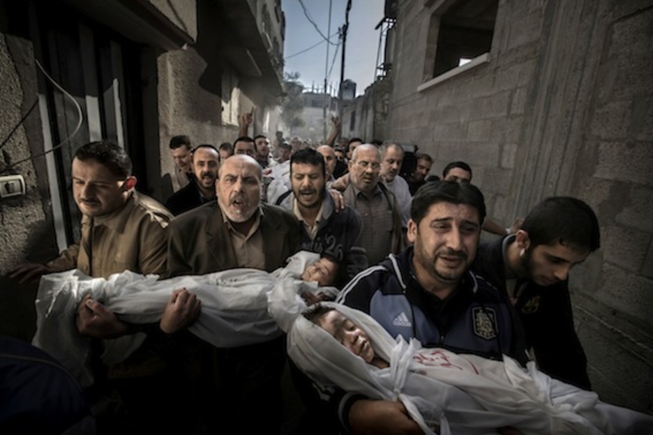 Gazako bi umeren hiletako argazkiak irabazi du World Press Photo 2012 saria. (Paul HANSEN)