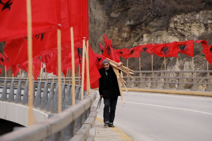 Kosovoko banderak independetziaren urteurrena ospatzeko. (Armend NIVANI / AFP)