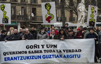 Kontuz! se ha concentrado ante el Parlamento con motivo de la comparecencia de Goñi. (Jagoba MANTEROLA/ARGAZKI PRESS)