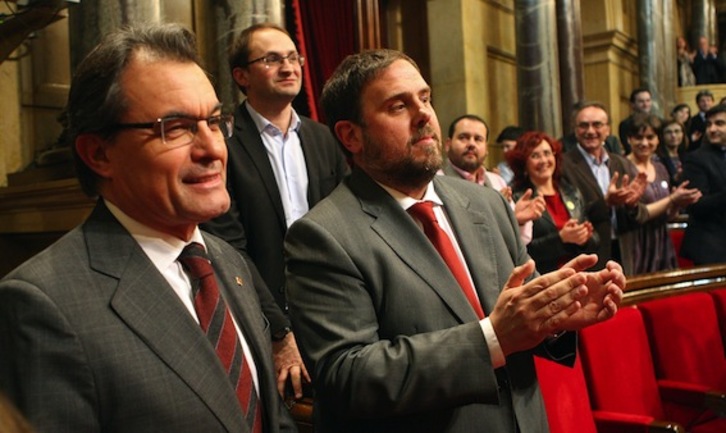 Artur Mas (CiU) y Oriol Junqueras (ERC), con Joan Herrera (ICV) detrás, en el Parlament. (Quique GARCIA/AFP)