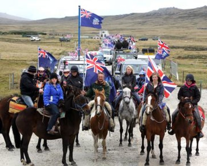 Malvinenses participan en un desfile para mostrar «el orgullo de ser británico». (Tony CHATER/AFP)