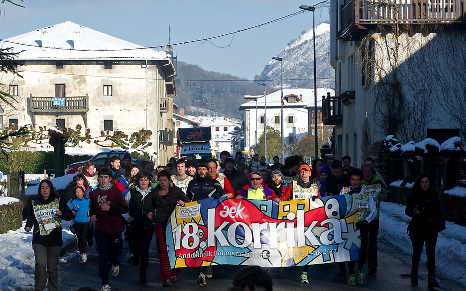 Eguzkipean zeharkatu dituzte Lekunberriko kaleak. (Idoia ZABALETA/ARGAZKI PRESS)