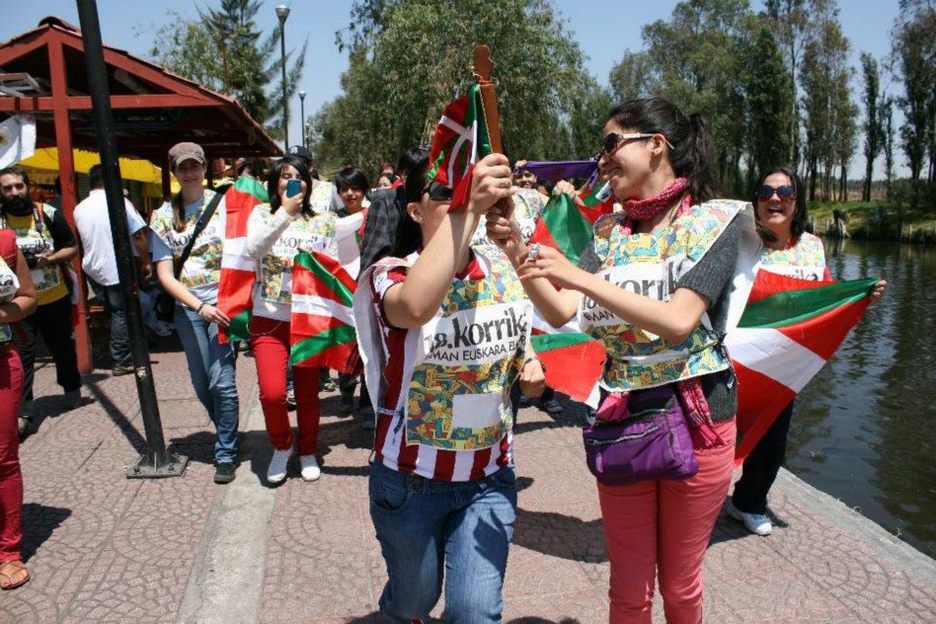 Este lunes Korrika ha llegado a México, en concreto al embarcadero de Cuemanco en la Delegación de Xochimilco, tras el llamamiento del Centro Vasco Euskal Etxea de Ciudad México. (Centro Vasco)