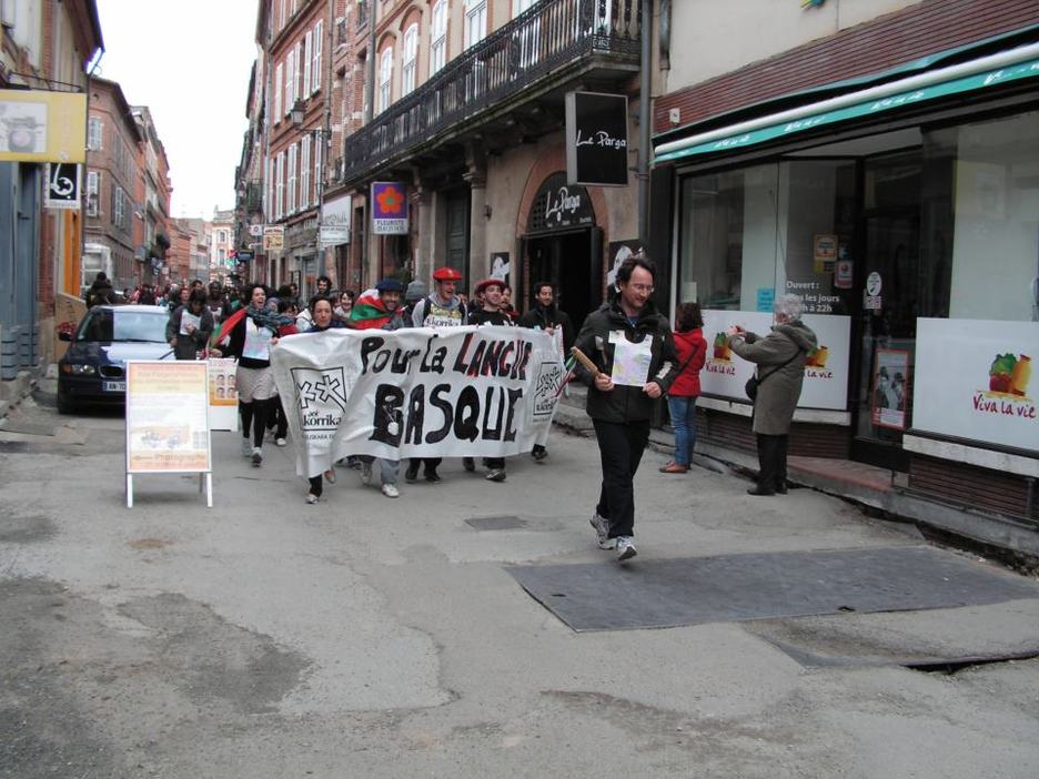 En Toulouse además de particiar en Korrika los asistentes reivindicaron la oficialidad del occitano. 