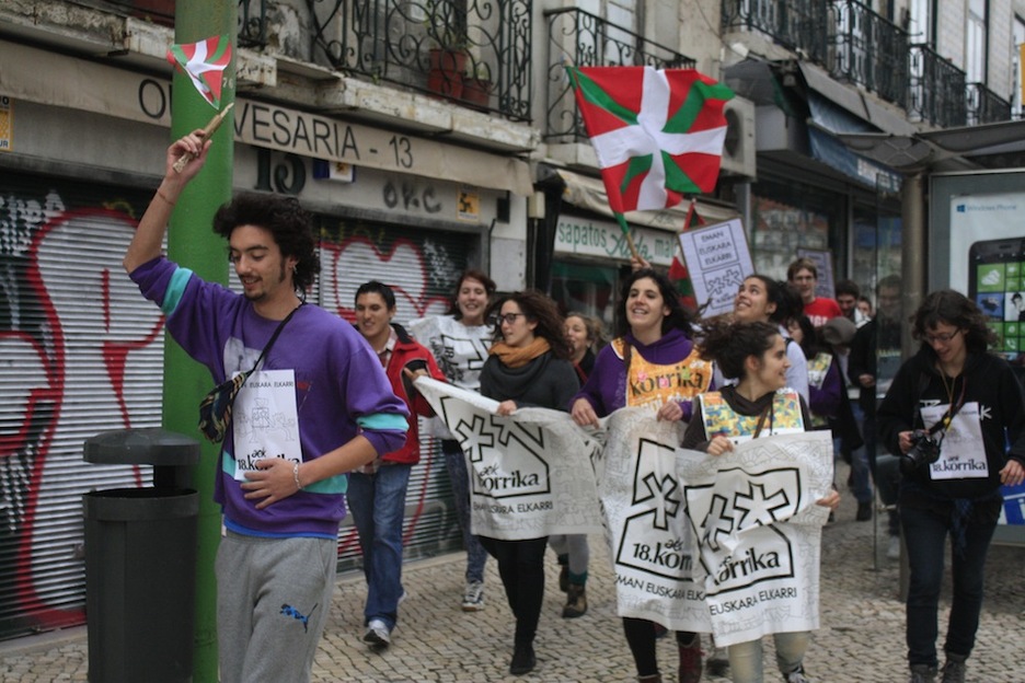 Korrika pasó desde Lisboa el 16 de marzo, en el centro de la capital lusa también retumbó la carrera en apoyo al euskera. (KORRIKA LX)