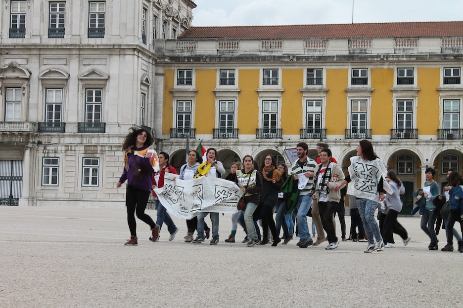 El buen ambiente reinó durante el paso de Korrika en Lisboa. (KORRIKA LX)